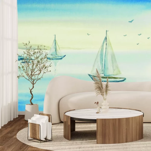 Fototapete Segelboote auf einem See zwischen Bergen und Vögeln