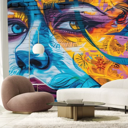 Fototapete Frauen Gesicht an einer bunten Backsteinmauer