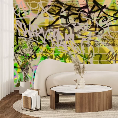 Fototapete Künstlerische Beschriftungen an einer violetten Backsteinmauer