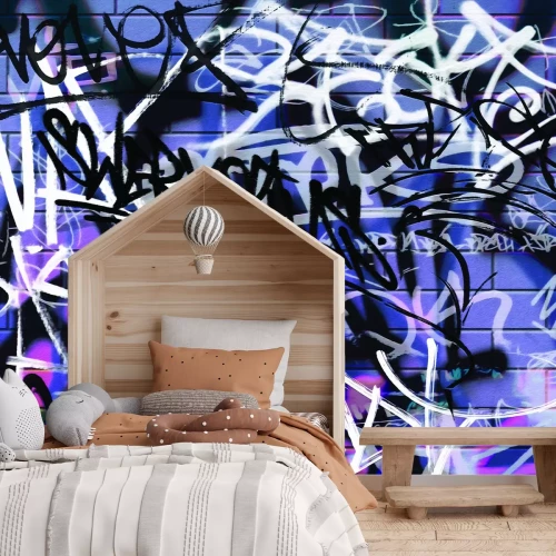 Fototapete Künstlerische Beschriftungen an einer violetten Backsteinmauer