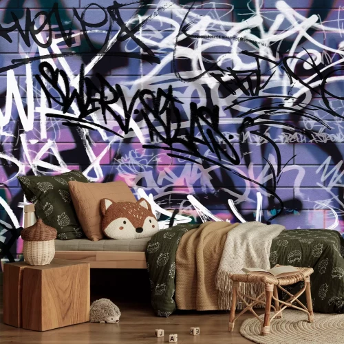 Fototapete Künstlerische Beschriftungen an einer violetten Backsteinmauer