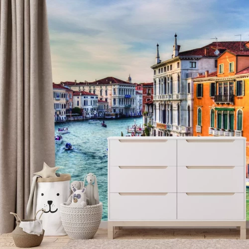 Fototapete Venezianischer Kanal mit Booten zwischen Häusern