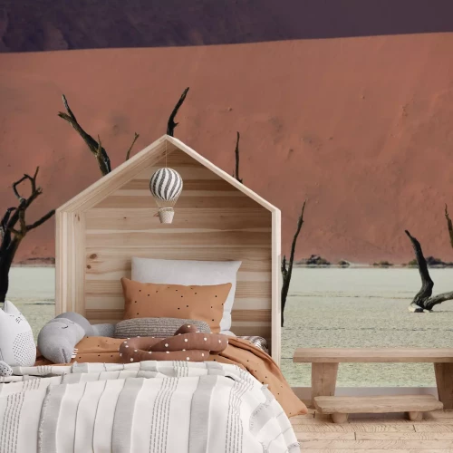 Fototapete Trockene Bäume in einer sandigen Wüste