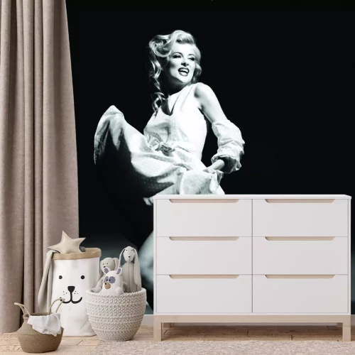Fototapete Schwarzweißfoto einer Frau in einem Kleid im Monroe-Stil