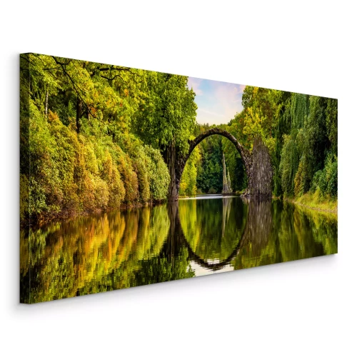 Bild Die Rakotzbrücke in Deutschland spiegelte sich im ruhigen Wasser