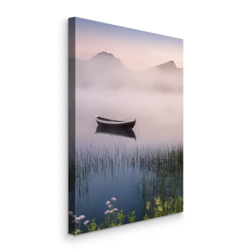 Bild Ein verlassenes Boot auf einem See, im Nebel die Berge im Hintergrund.