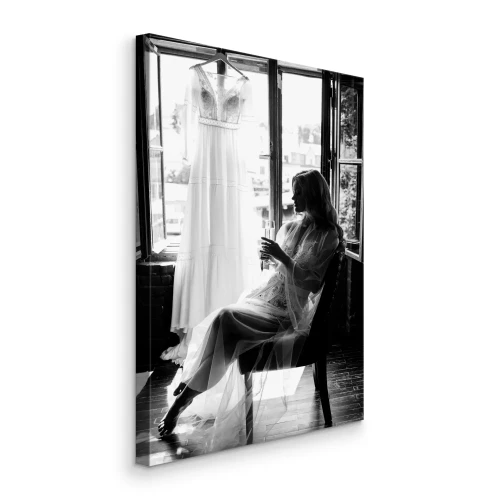 Bild Frau am Fenster, Brautkleid hängt