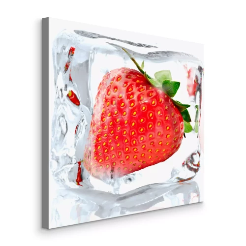 Bild Rote Erdbeere, eingefroren in einem Eiswürfel