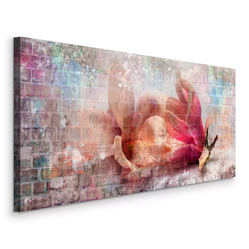 Bild Magnolienblüten in einer pastellfarbenen Komposition mit Ziegelsteinen