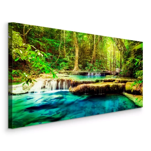 Bild Ein paradiesischer Wasserfall in einem grünen Wald