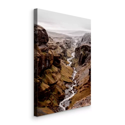 Bild Ein Fluss in einem felsigen Gebirgstal