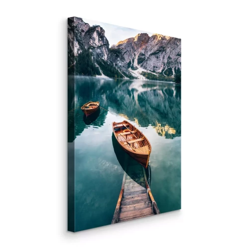 Bild Holzboote auf einem See am Fuße der Berge