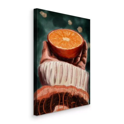 Bild Eine Orange in einer Hand vor dunklem Hintergrund