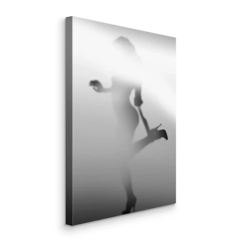 Bild Die beleuchteten Umrisse einer Frau vor nebligem Hintergrund