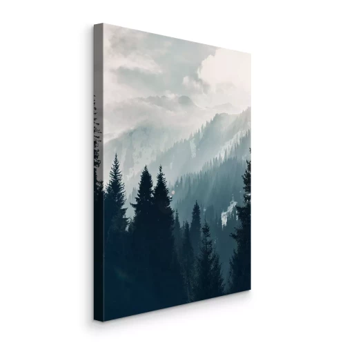 Bild Nebelverhangene Berglandschaft mit Wald bei Sonnenaufgang