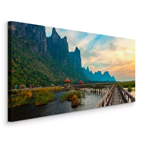 Bild Panorama von Bergen und Feuchtgebieten mit einem Pier