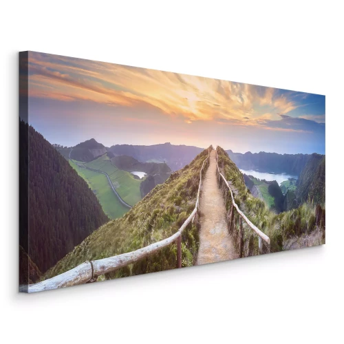 Bild Ein mit Geländern versehener Weg in den Bergen