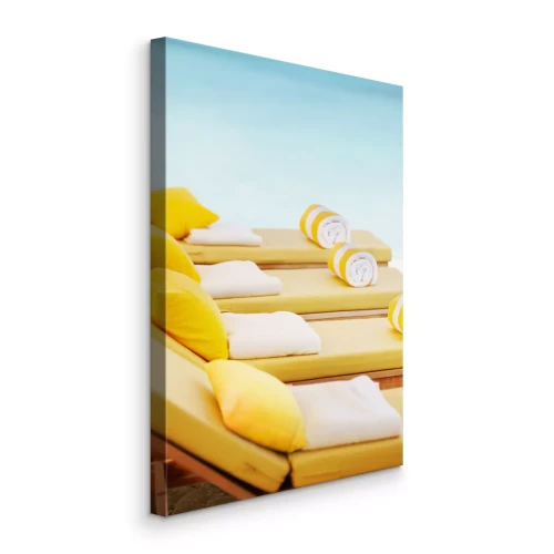 Bild Gelbe Sonnenliegen am Strand mit Blick auf das Meer