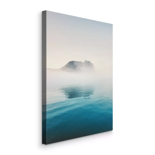 Bild Eine neblige Landschaft mit einem See und einem felsigen Berg