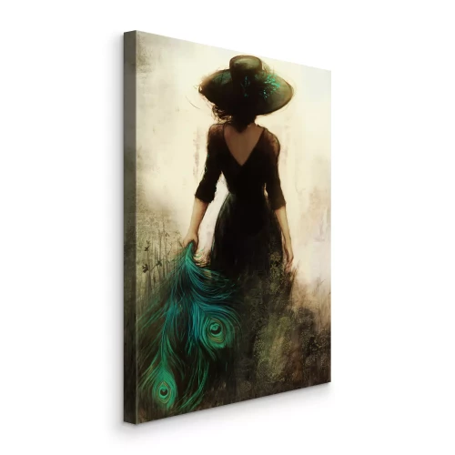 Bild Eine Frau mit einem Hut aus Pfauenfedern hat den Rücken zugewandt.