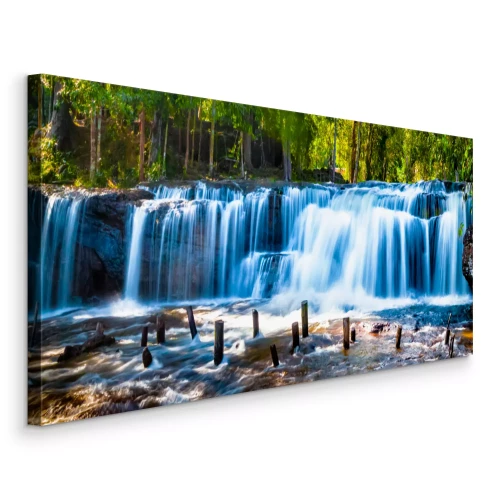 Bild Breiter blauer Wasserfall in einem dichten Wald