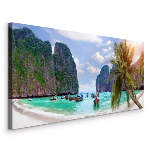 Bild Tropischer Strand und Boote, umgeben von Klippen