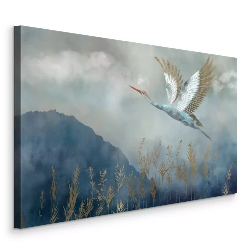 Bild Ein fliegender Kranich vor grauem Himmel und Bergen