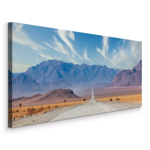 Bild Eine gerade Straße in Richtung der Berge in einem Wüstental