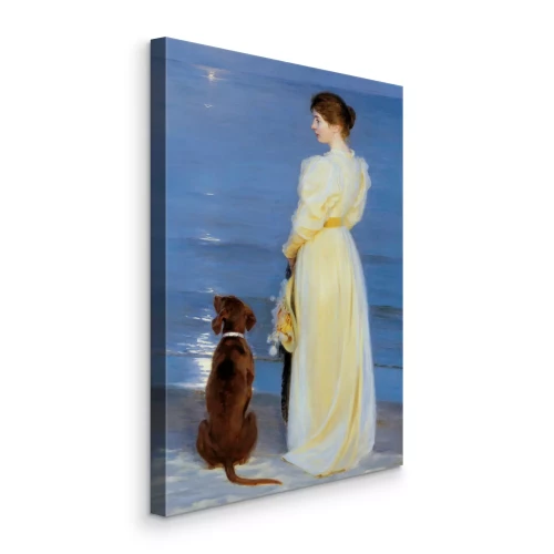 Bild Eine Frau in einem weißen Kleid spaziert im Sommer mit ihrem Hund am Strand entlang.