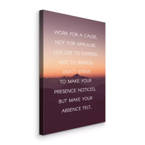 Bild Inschrift vor der Kulisse der Berge bei Sonnenuntergang