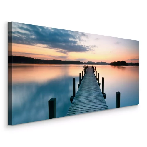 Bild Ein Steg auf einem ruhigen See bei Sonnenuntergang