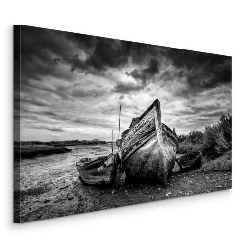 Bild Alte Holzboote unter einem stürmischen Himmel