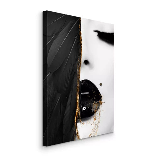 Bild Das Gesicht einer schwarz-weißen Frau ist mit schwarzen Federn bedeckt.