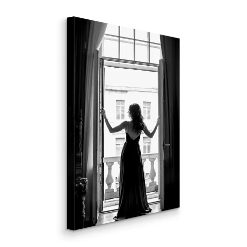 Bild Eine Frau in einem langen Kleid am Balkonfenster