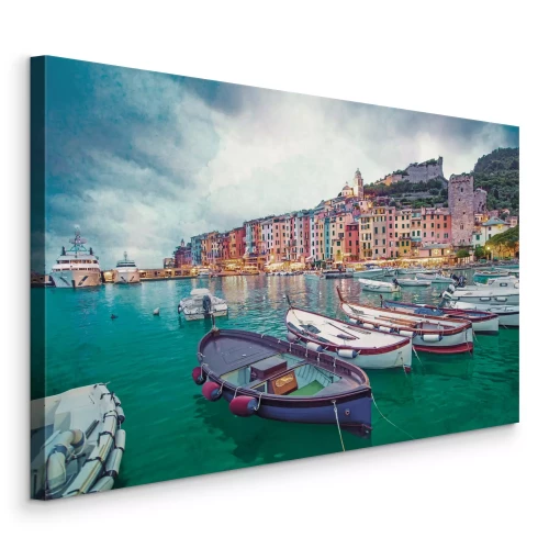 Bild Eine Bergstadt mit Booten auf dem Wasser