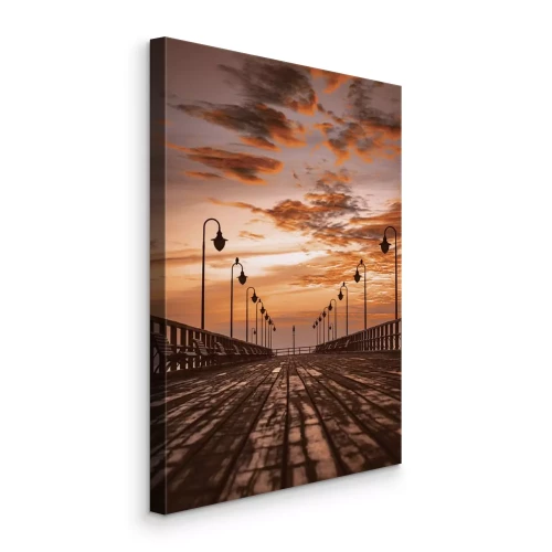 Bild Ein friedlicher Holzsteg im Licht der untergehenden Sonne