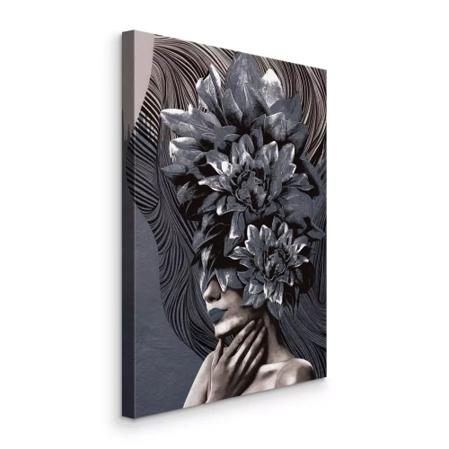 Bild Eine weibliche Figur, umgeben von einem Blumenmuster