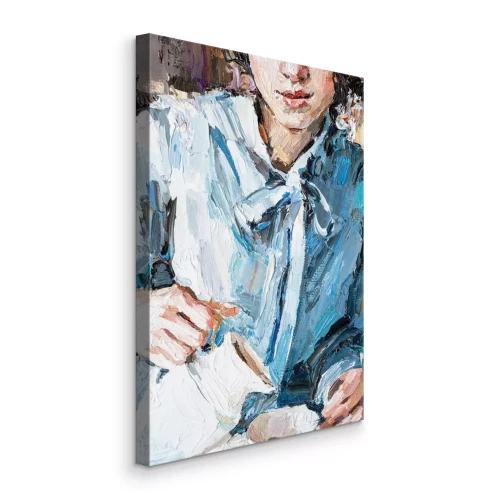 Bild Die Hand einer Frau gießt schwarzen Kaffee in eine Tasse