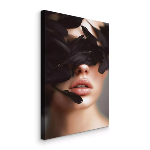 Bild Eine Frau, deren Gesicht mit Federn geschmückt ist