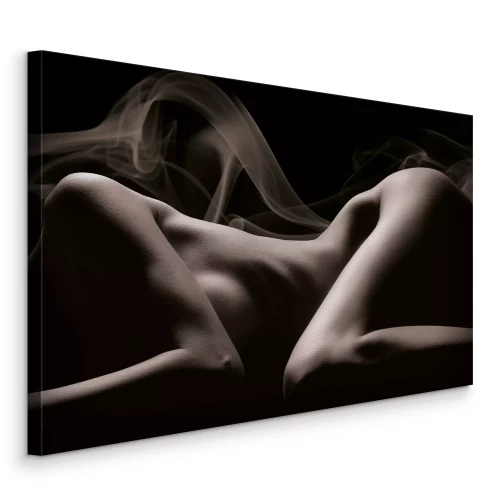 Bild Eine zurückhaltende Frau vor schwarzem Hintergrund