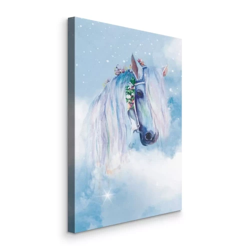 Bild Ein weißes Pferd mit einem Blumenkranz vor einem Hintergrund aus sanften Wolken.