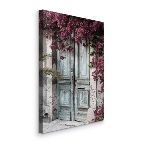 Bild Eine Holztür versteckt sich in einer violetten Pflanzenkrone