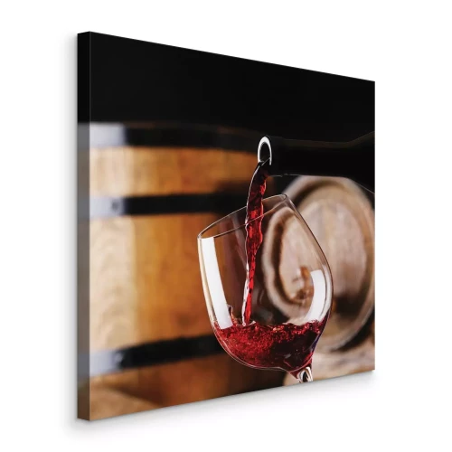 Bild Wein im Glas vor rustikalem Hintergrund aus Weinfässern