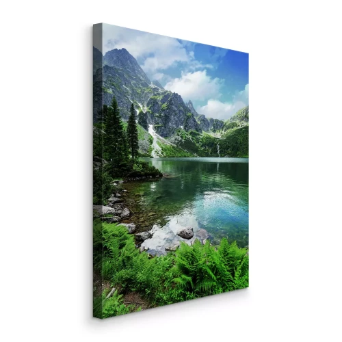 Bild Ein malerisches Panorama eines Bergsees