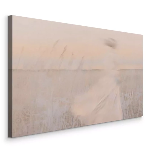 Bild Die dezente Silhouette einer Frau in einer blühenden Wiese