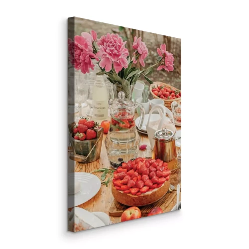 Bild Frühstück mit frischen Erdbeeren im Garten