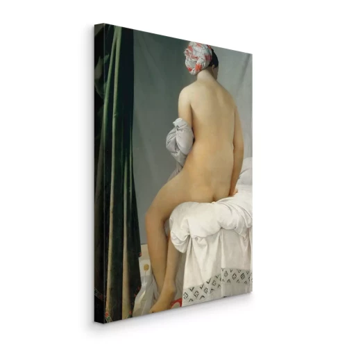 Bild Eine Frau, die morgens am Vorhang in Gedanken versunken ist.