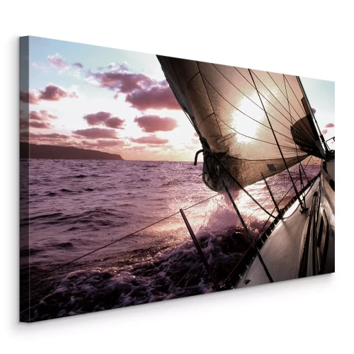 Bild Ein Boot mit Segel im Licht der untergehenden Sonne