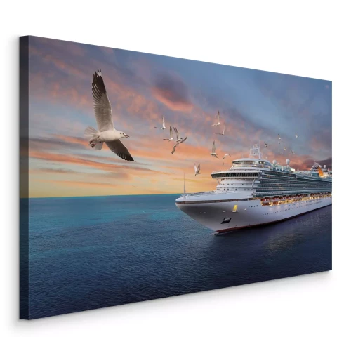 Bild Ein Kreuzfahrtschiff im Licht der untergehenden Sonne