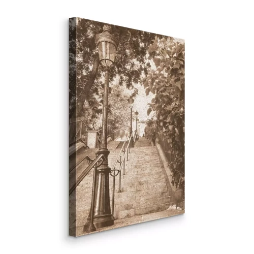 Bild Steintreppen, beleuchtet von Laternen, inmitten des Grüns